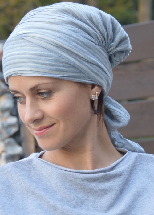 как красиво завязывать платки после химиотерапии. шапочки для лысых женщин. бандана тюрбан. женщина в платке. как красиво завязывать платки после химиотерапии.