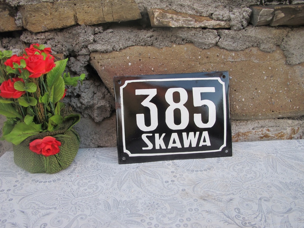 Emaliowana tabliczka z miejscowością i numerem