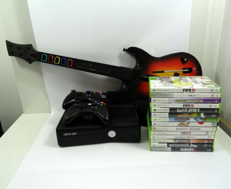 KONSOLA XBOX 360 S SLIM+2PAD+14 GIER + GITARA