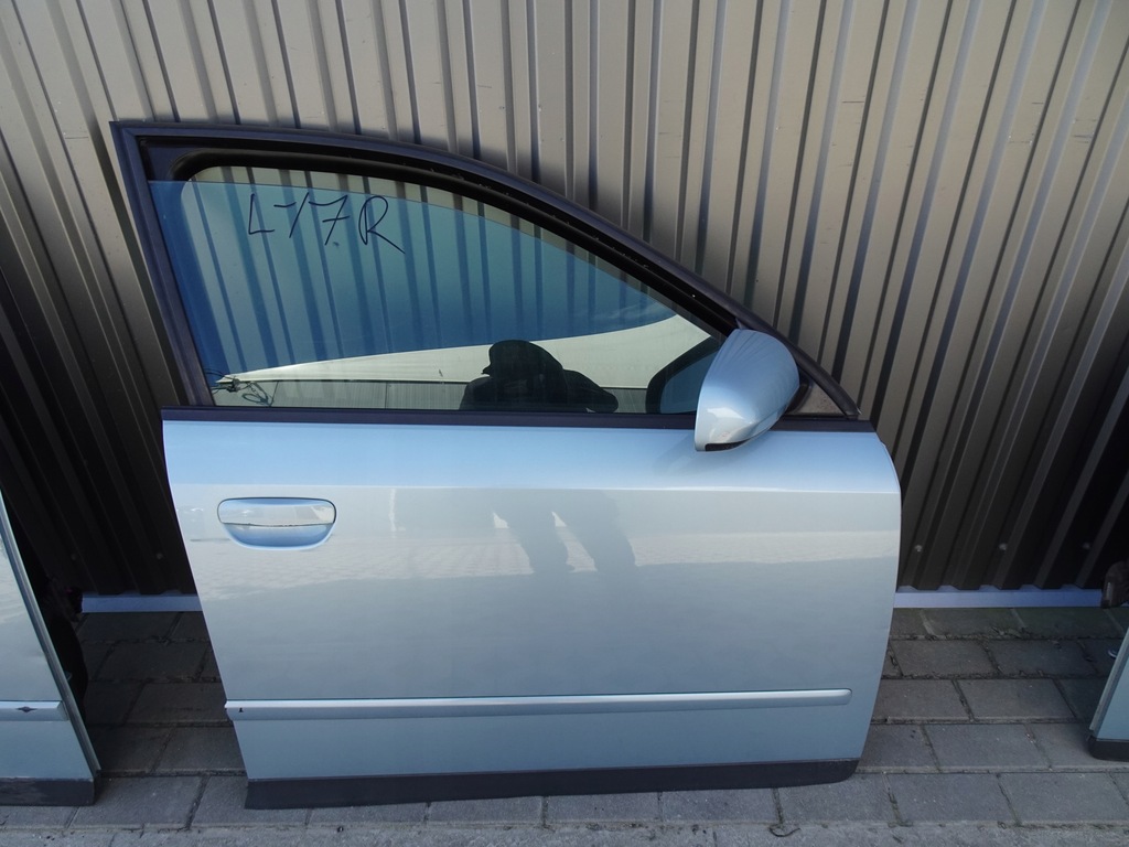 Audi A4 B6 Sedan Drzwi prawy przód LY7R
