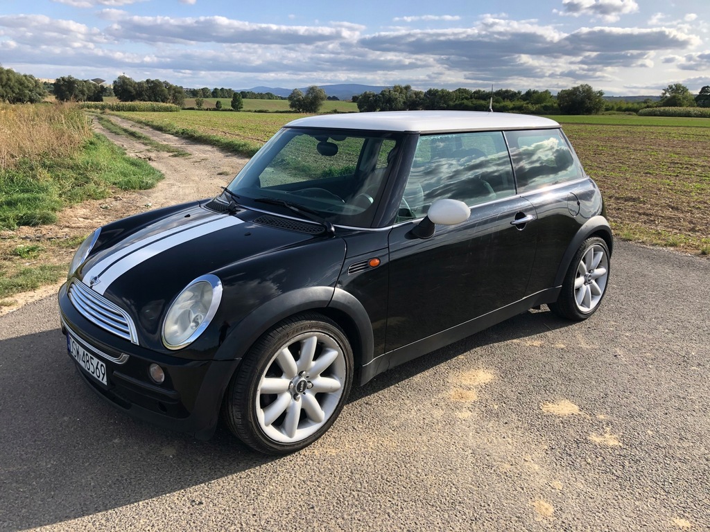 Mini Cooper 1.6 czarny z białym dachem 2003r