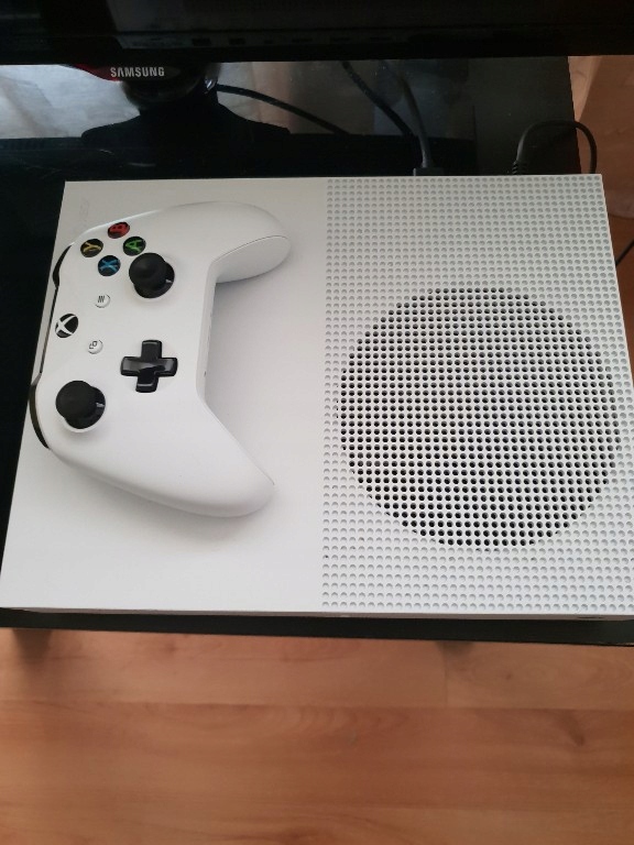 konsola XBOX ONE S 1 TB (praktycznie nowa)