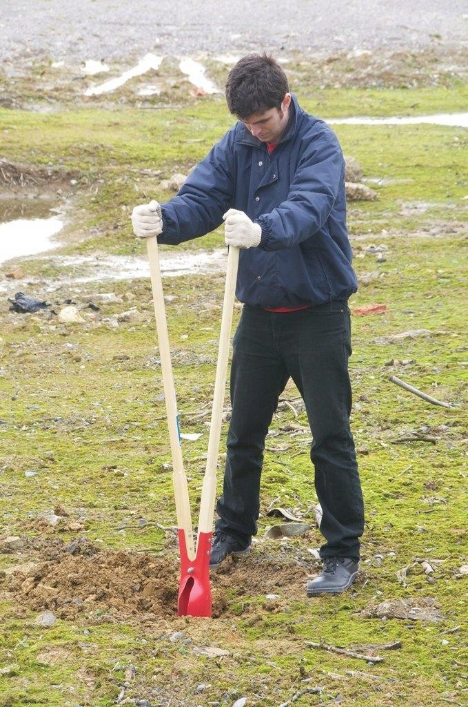 Лопата для огорода. Копать землю лопатой. Лопата для огорода. Копающая коротка. Машина которая копает землю.