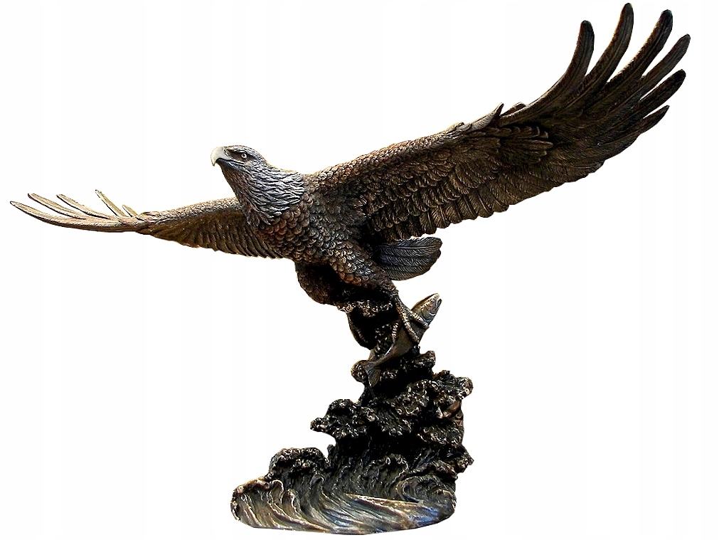 Купить орла спб. Орел с рыбой в когтях. Орёл с рыбой в когтях скульптура. Скульптура орла из дерева. Когти орла сувениры.