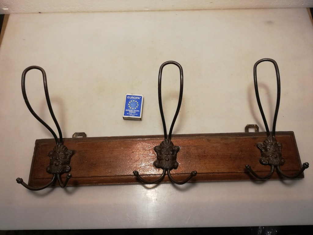 Stary poniemiecki wieszak z maszkaronami 1935 r.