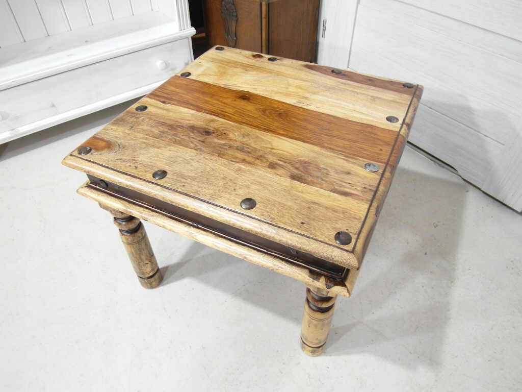 kwadratowy stolik z drewna stalowe okucia