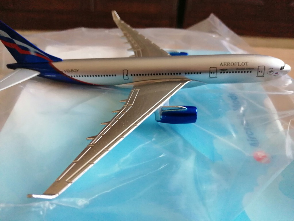 Metalowy model samolotu pasażerskiego