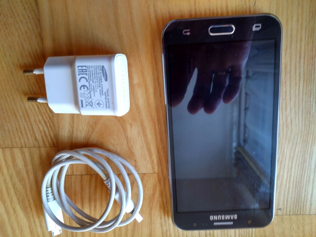 Smartfon Samsung Galaxy J5 czarny 8 GB