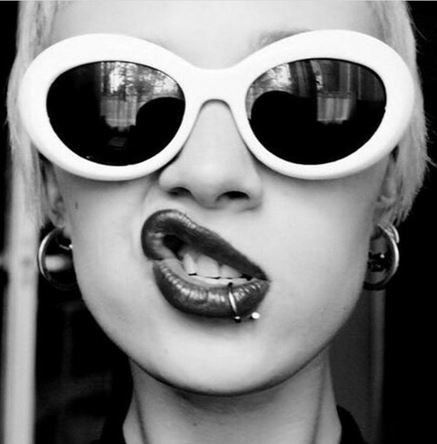 Купить Курт Кобейн в белых солнцезащитных очках в стиле ретро: отзывы, фото, характеристики в интерне-магазине Aredi.ru