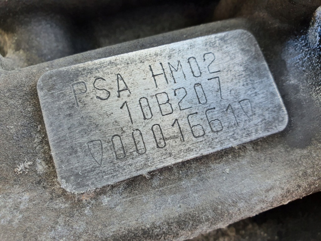 где находится номер двигателя на пежо 308 ер6