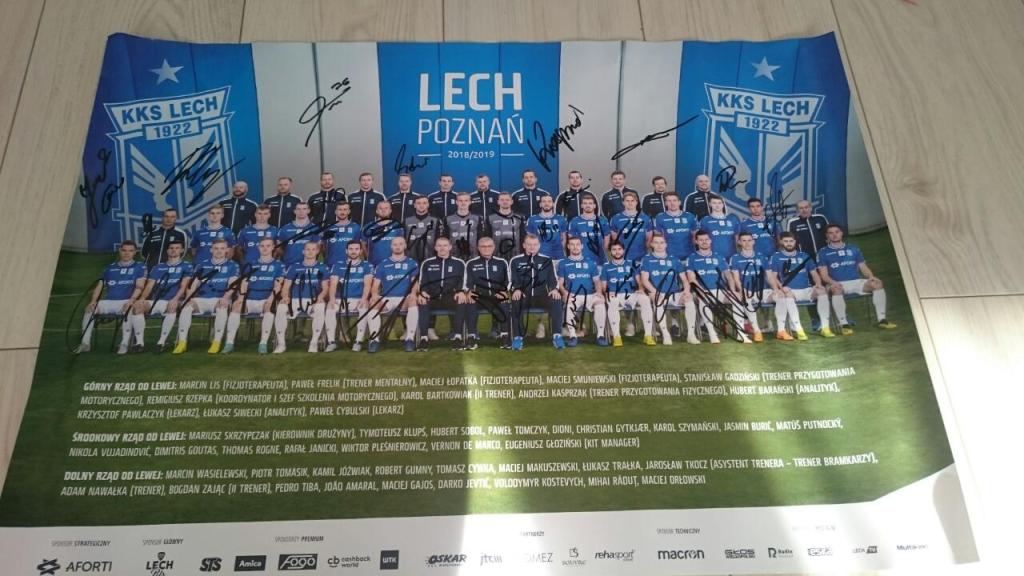 Plakat Lecha Poznań z autografami piłkarzy