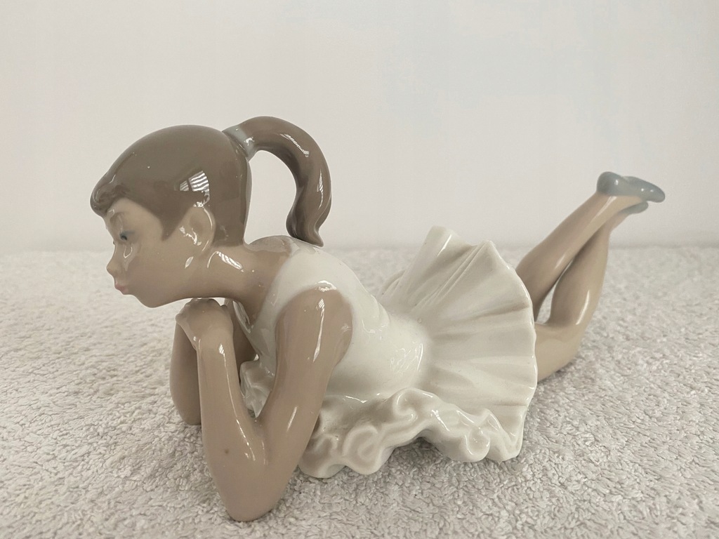 PORCELANOWA FIGURKA LEŻĄCEJ BALETNICY NAO