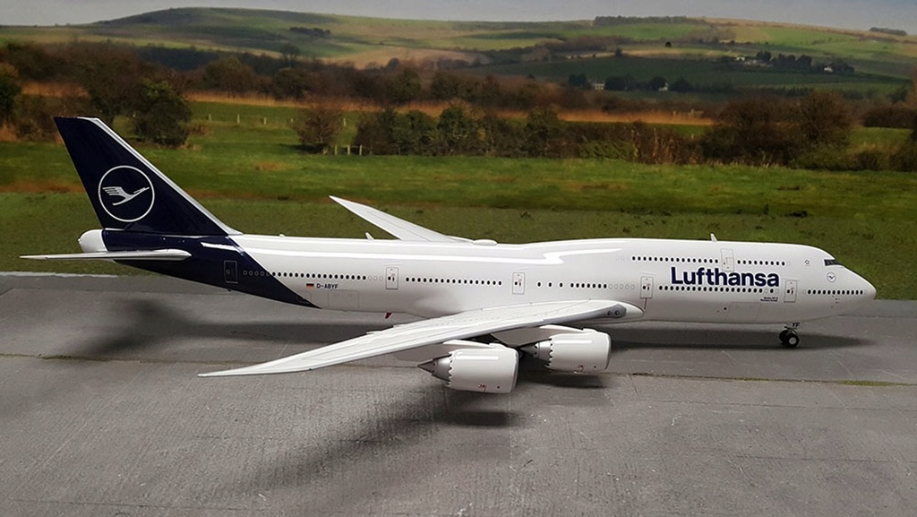 Купить Модель самолета Boeing 747-8i Lufthansa Herpa 1:200: отзывы, фото, характеристики в интерне-магазине Aredi.ru