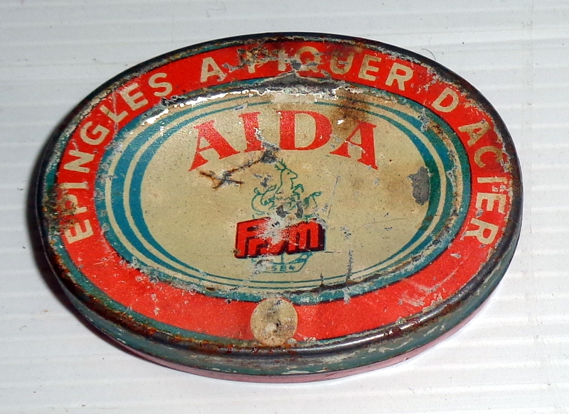 AIDA - stara puszka po szpilkach .