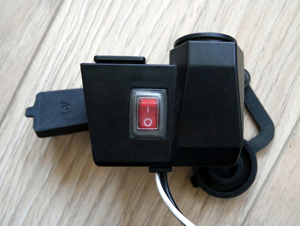 Motocyklowe gniazdko 12V 2x USB i woltomierz