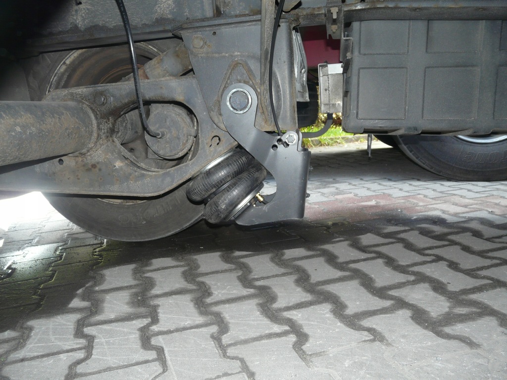 Амортизатор полуприцепа крона оси мерседес. Кронштейн подъемной оси saf 1011592. Подъемная ось на кроне. Выключатель подъема оси krone. Оси крона.