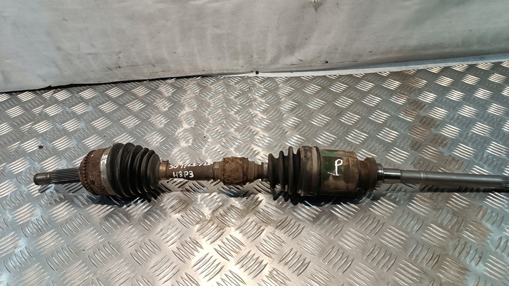 PÓŁOŚ PRAWA MITSHUBISHI OUTLANDER 2003r 2.0B