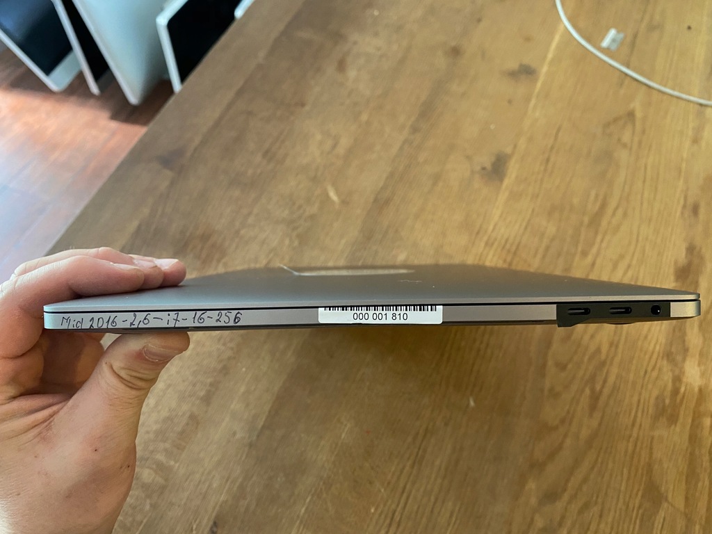 Купить Apple MacBook Pro 15 A1707 i7 16g Touch Bar Retina: отзывы, фото, характеристики в интерне-магазине Aredi.ru