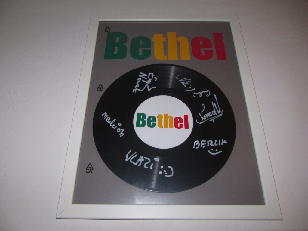 BETHEL  Płyta z autografami zespołu w ramie 30x40
