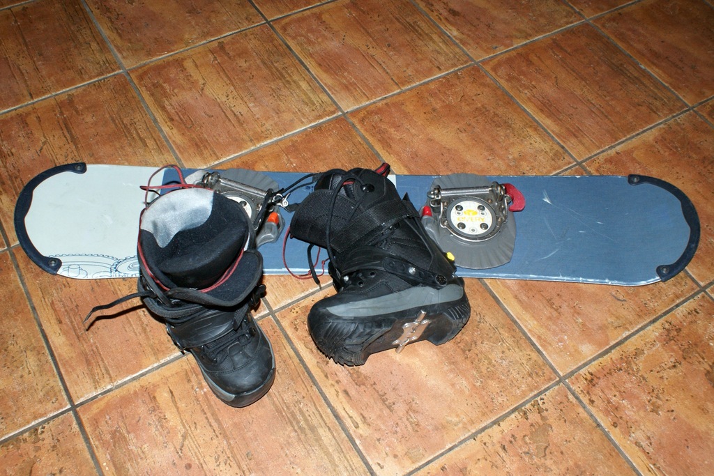 Deska snowboardowa z wiązaniami STEP-IN, buty 23,5