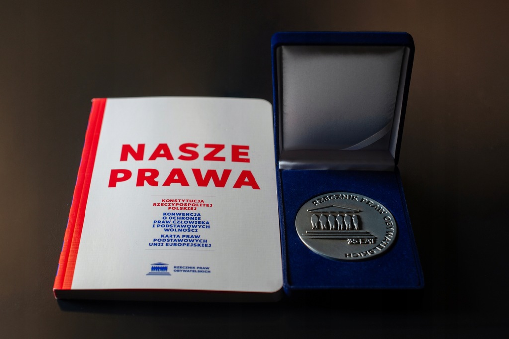 Medal z okazji 35-lecia istnienia RPO+ książka od prof. Marcina Wiącka