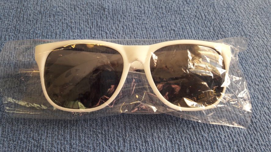 okulary słoneczne, białe, z plastiku