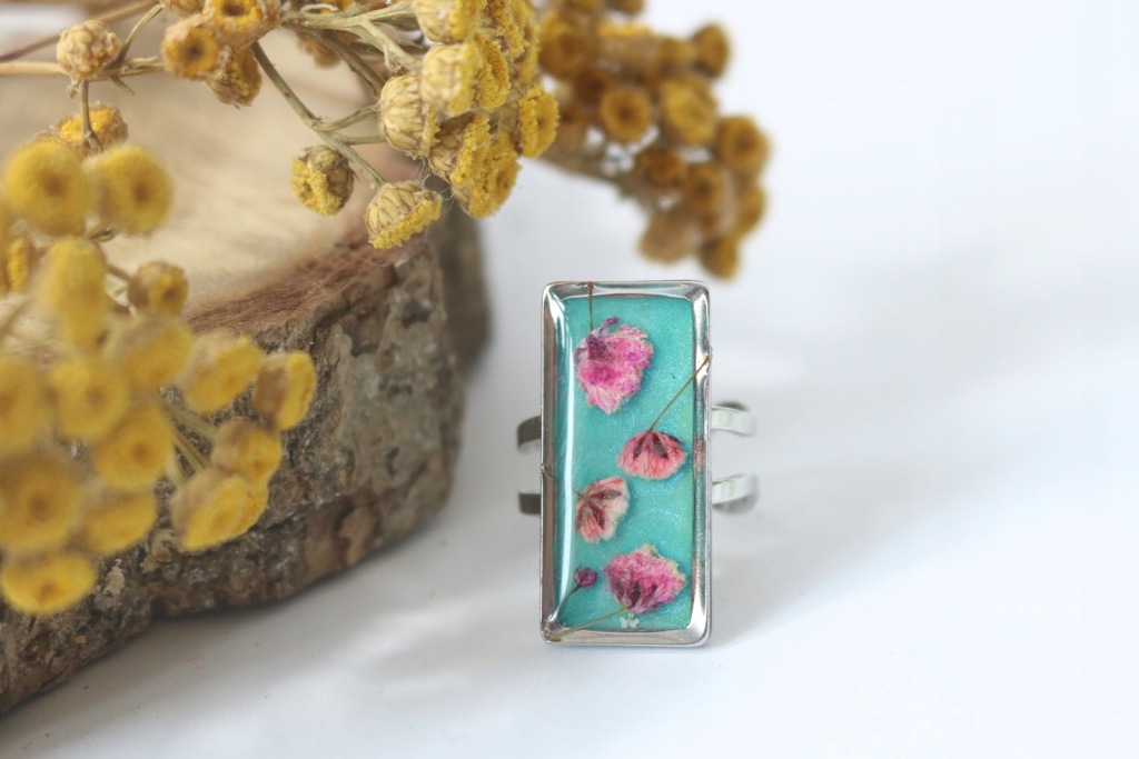 Pierścionek prostokąt gipsówka w turkusie żywica kwiaty regulowany