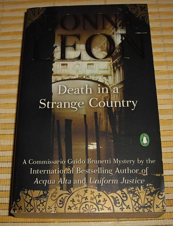 Death in a Strange Country. D.Leon  Książka j.ang.