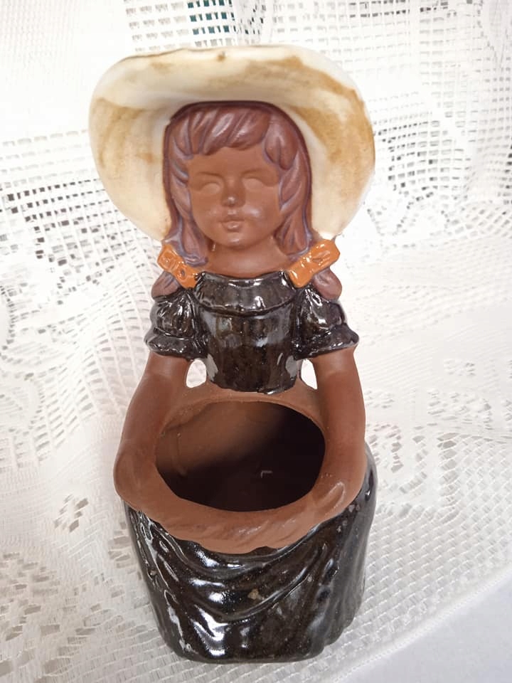 Dziewczynka z koszyczkiem figurka ceramiczna