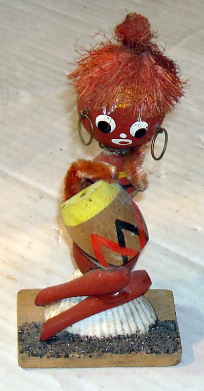 Murzynka z bębnem - figurka z Afryki.