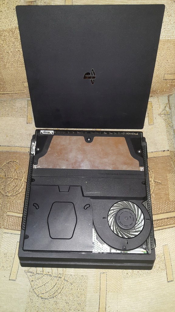 Konsola Sony PlayStation 4 pro uszkodzona