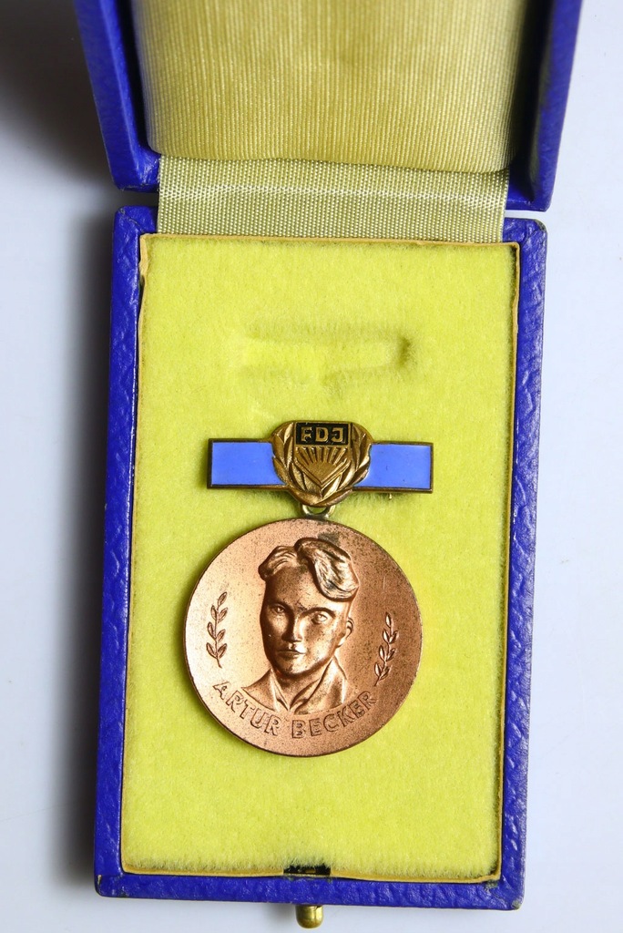 Medal DDR - ARTUR BECKER FDJ - brązowy + pudełko