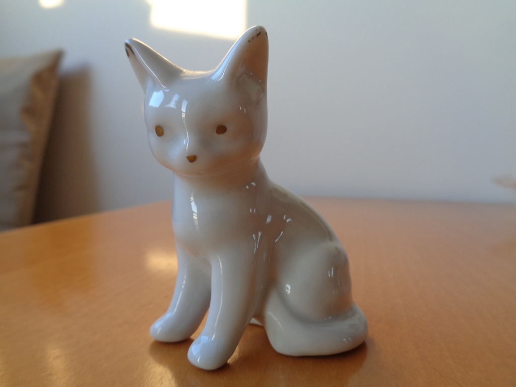 biały ceramiczny kotek