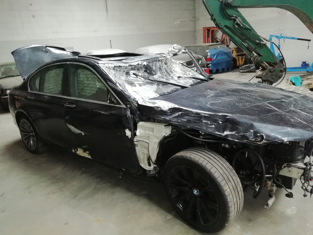 BMW 750i po wypadku pali, jeździ zarejestrowane PL