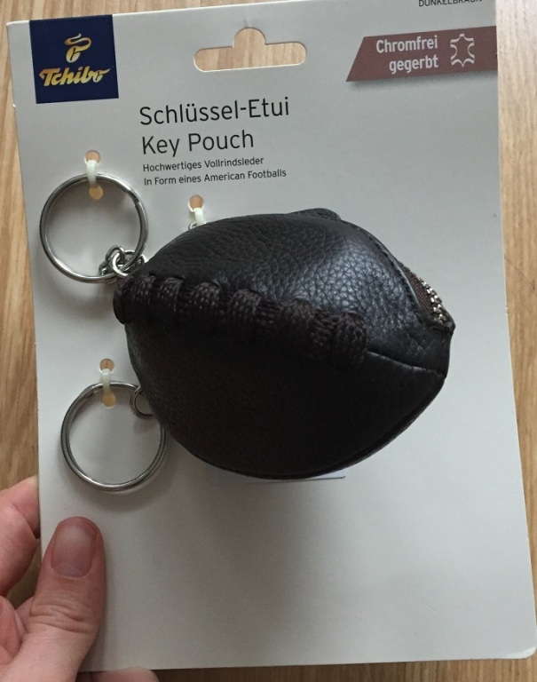 Etui na klucze Tchibo w kształcie piłki footbol.