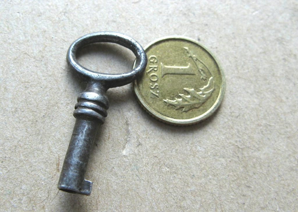 Mały KLUCZ kluczyk od SREBRNA CUKIERNICA ma 100lat