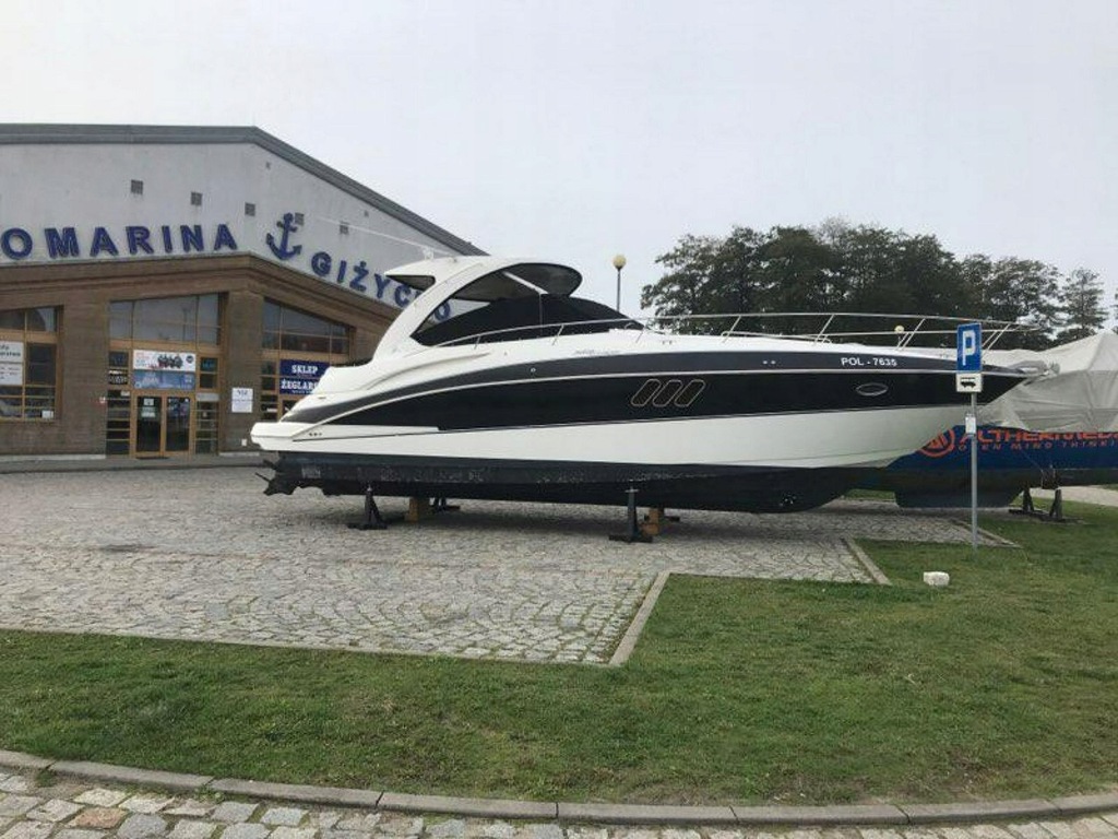 Cruisers Yachts 360 Express Salon PL