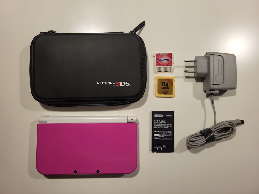 Konsola Nintendo New 3DS XL + etui+ karta+ dodatki świetny stan