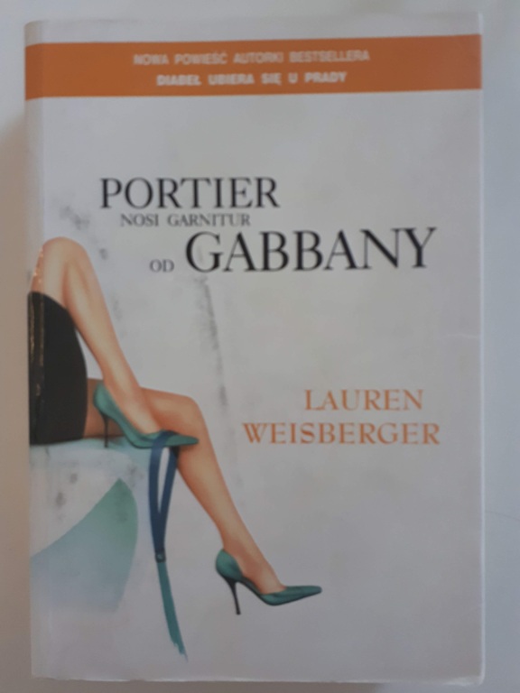 L. Weisberger - Portier nosi garnitur od Gabbany