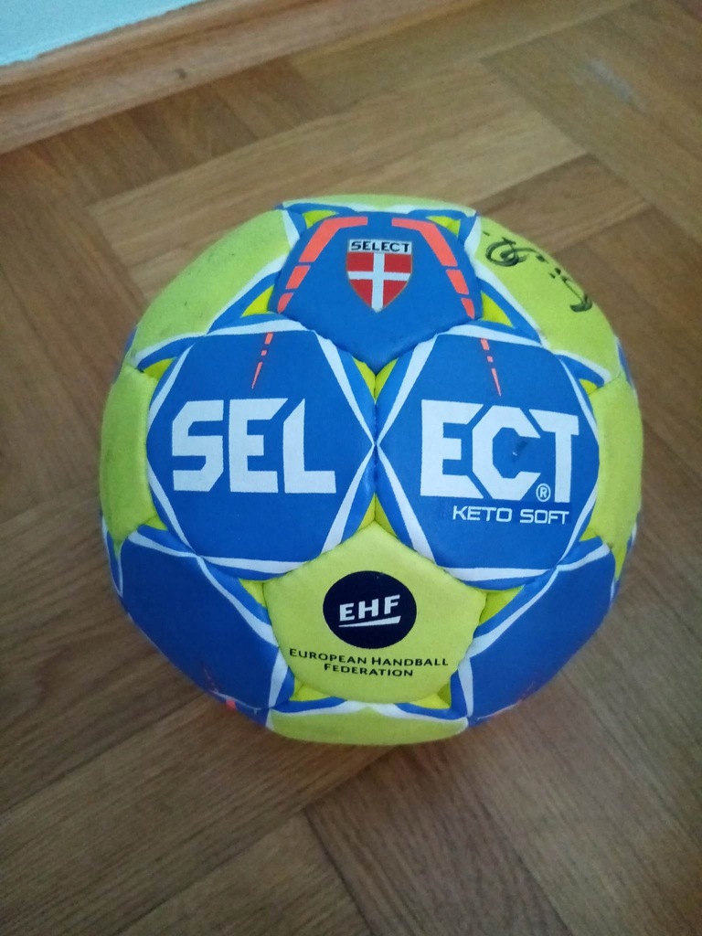 Piłka z autografem Karola Bieleckiego