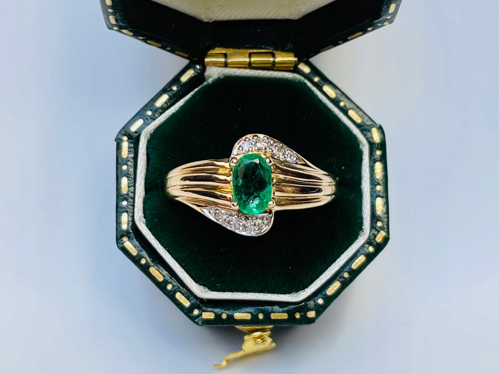 Dostojny złoty pierścień z diamentami i kwarcem