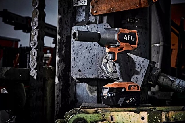 Купить AEG BSS18MTF12BL-402C ударный гайковерт 2 x 4,0 Ач: отзывы, фото ...