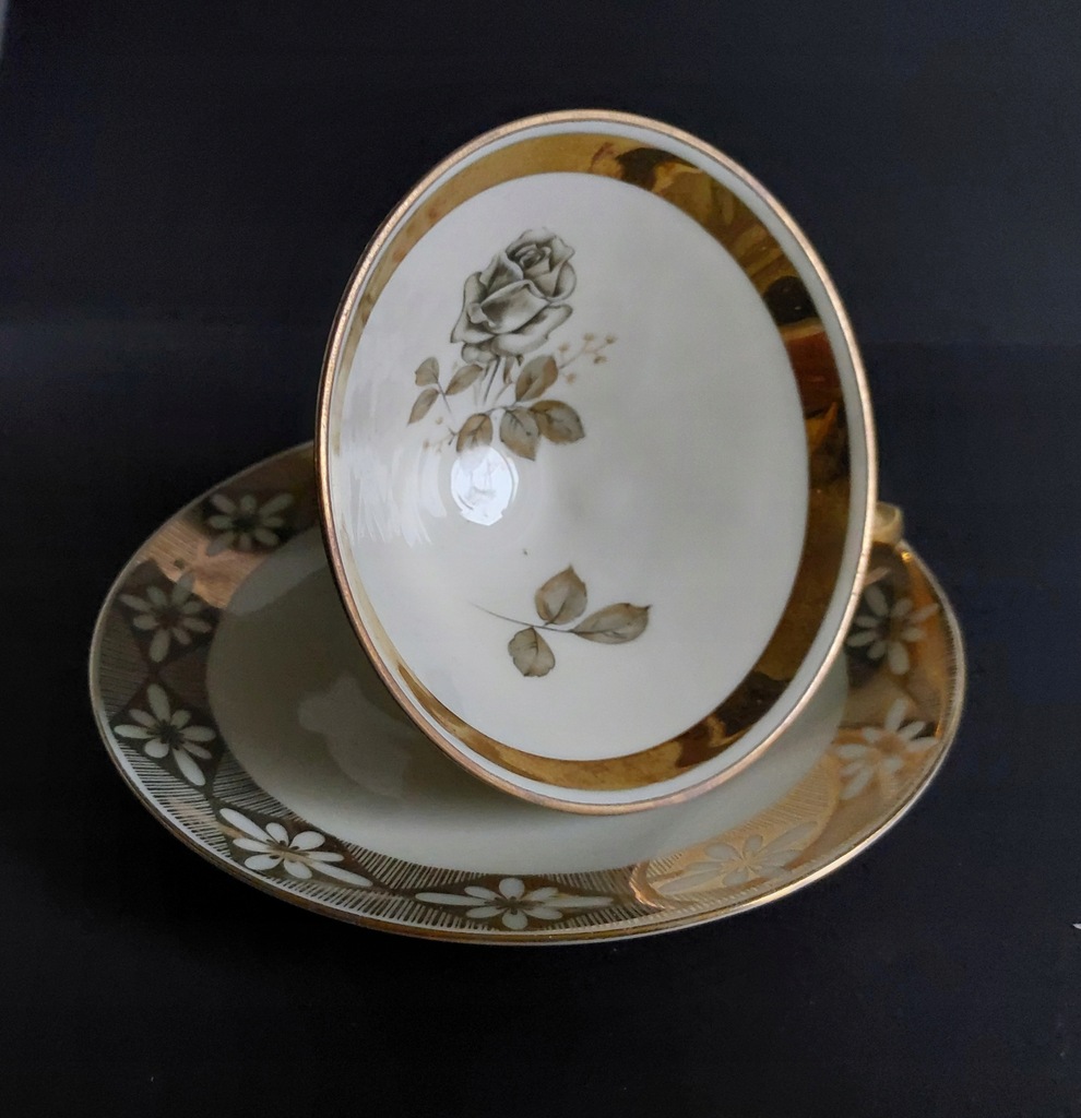 Bogato zdobiona klasyczna filiżanka z bawarskiej starej porcelany