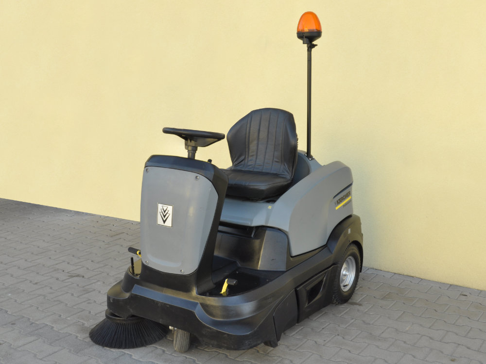 ZAMIATARKA KARCHER KM 90/60 R 150h 16 000 netto