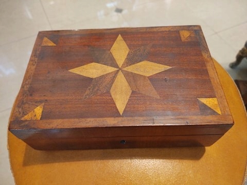 Drewniana szkatułka Art-Deco, intarsje