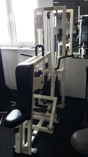 Technogym maszyna ze stosem najszerszy Grzbietu