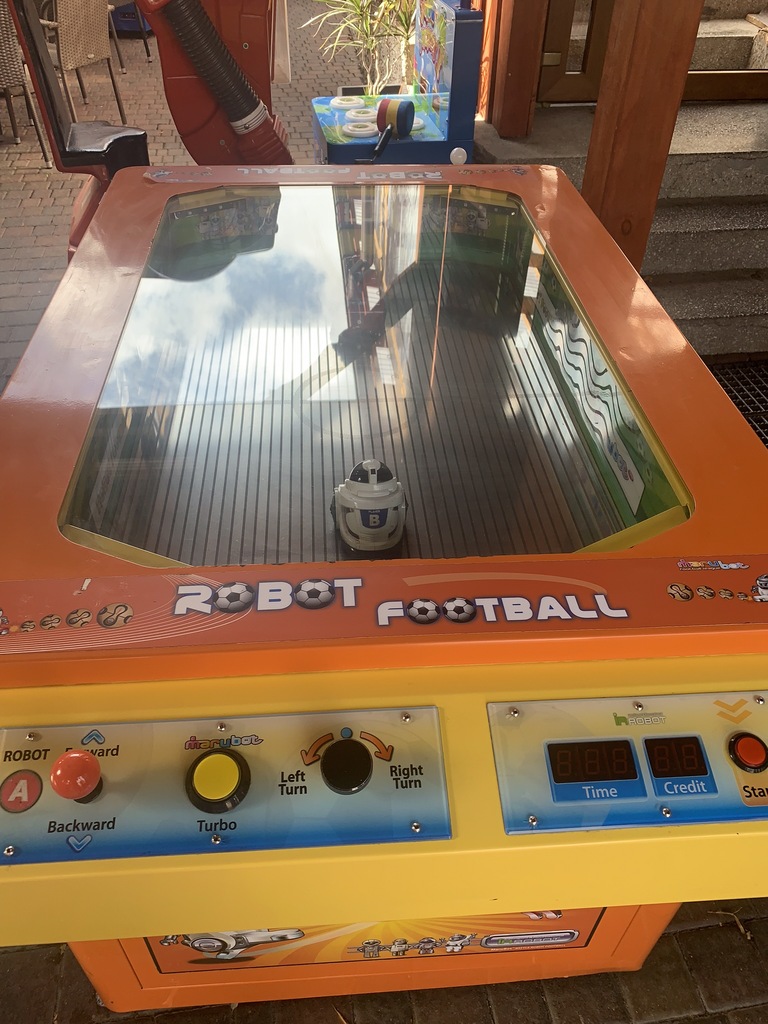 Automat zarobkowy robot football