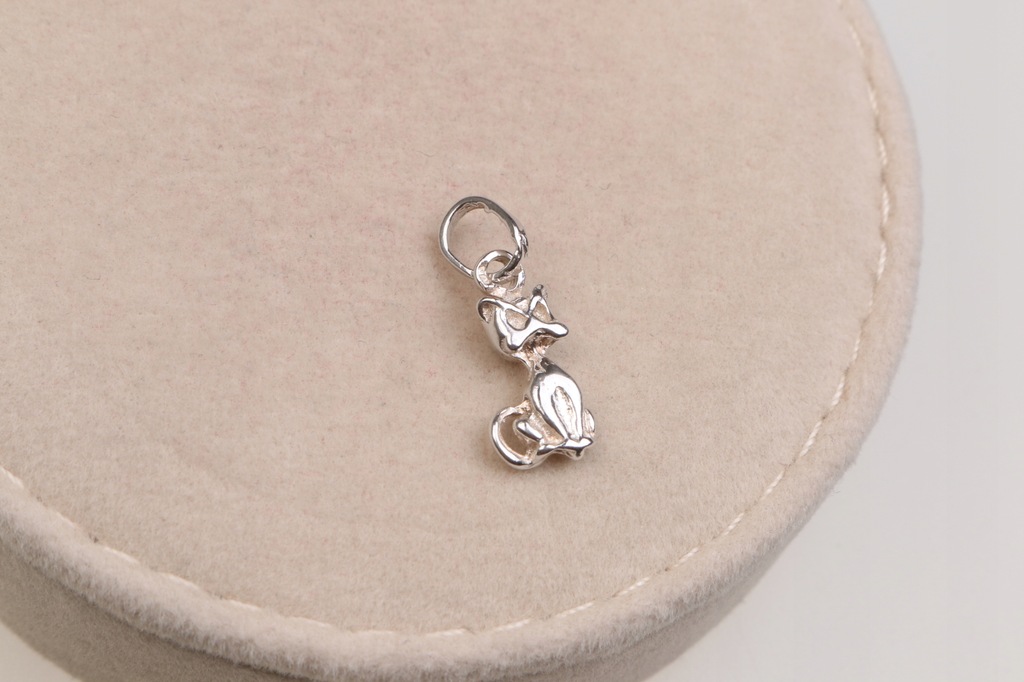 KOTEK srebrna zawieszka ODŚWIEŻONA 0,86 g 7.250