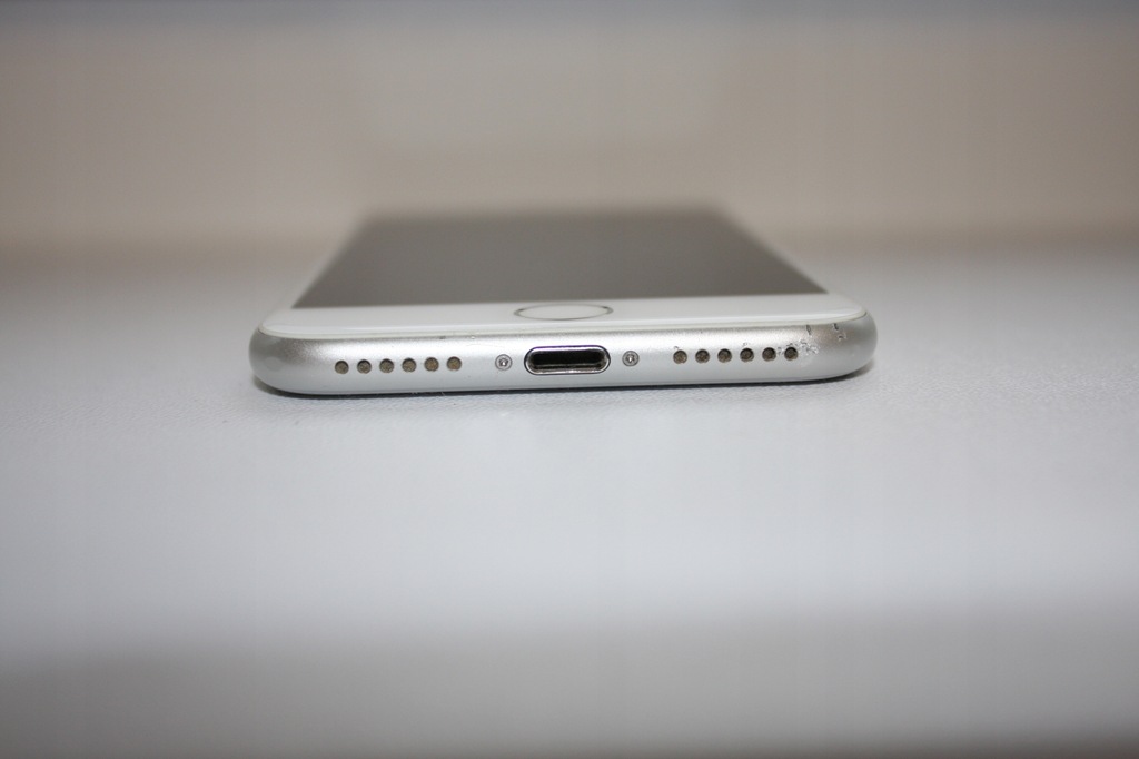 Smartfon Apple iPhone 7 2 GB / 32 GB srebrny