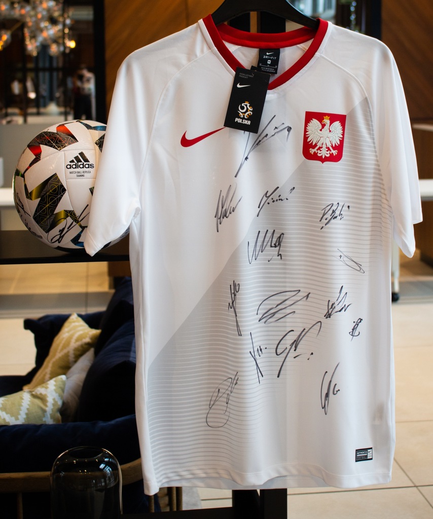Koszulka L i piłka z autografami piłkarzy PZPN